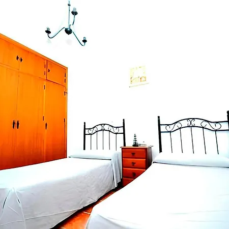 Con Piscina Compartida Y Jardin Privado