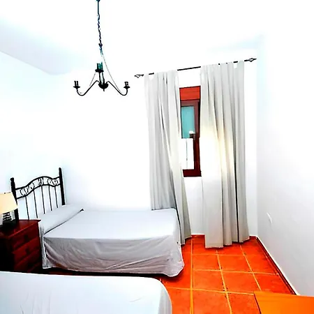 Con Piscina Compartida Y Jardin Privado