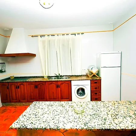 Con Piscina Compartida Y Jardin Privado